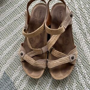 Taos Trulie sandalas